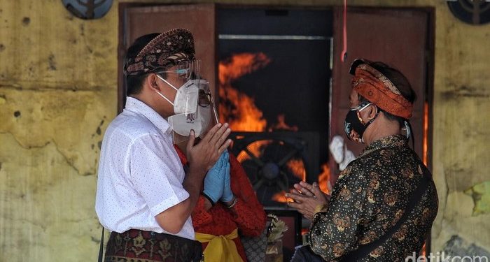 Melihat Proses Kremasi Jenazah COVID-19 di Jakarta Utara