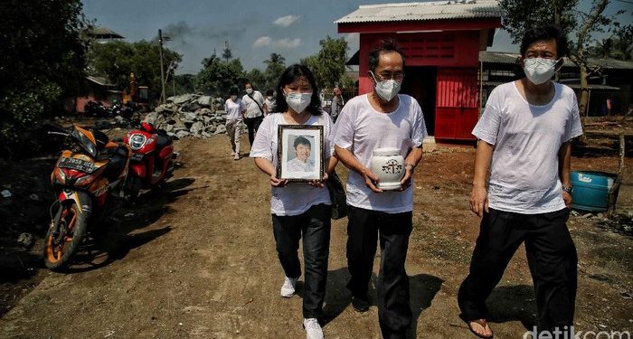 Melihat Proses Kremasi Jenazah COVID-19 di Jakarta Utara