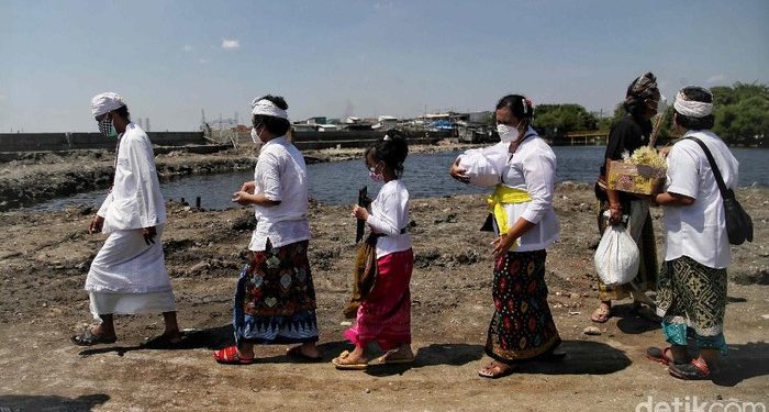 Melihat Proses Kremasi Jenazah COVID-19 di Jakarta Utara
