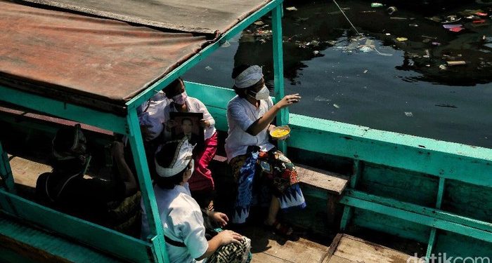 Melihat Proses Kremasi Jenazah COVID-19 di Jakarta Utara