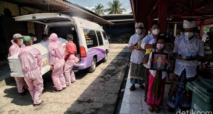 Melihat Proses Kremasi Jenazah COVID-19 di Jakarta Utara