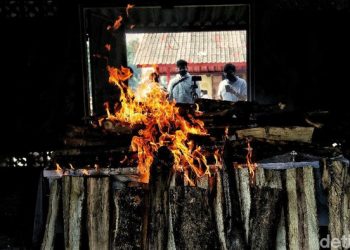 Melihat Proses Kremasi Jenazah COVID-19 di Jakarta Utara