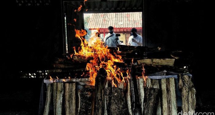 Melihat Proses Kremasi Jenazah COVID-19 di Jakarta Utara