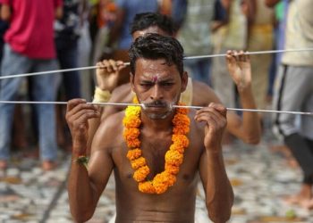 Tak Cuma Indonesia, India Juga Punya Tradisi Seperti Debus