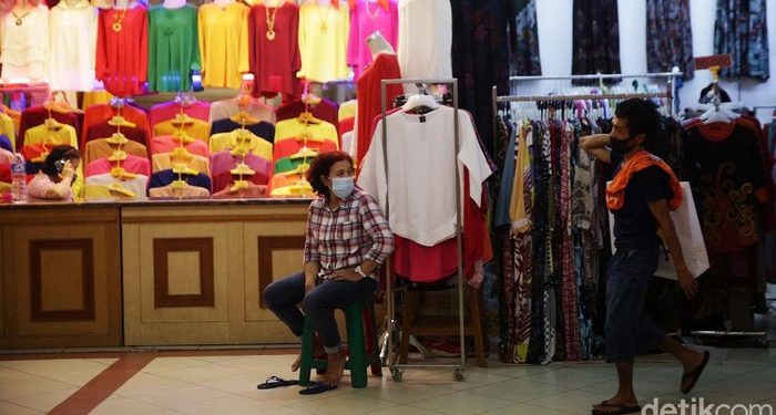 Kembali Dibuka, Pasar Tanah Abang Masih Sepi Pengunjung