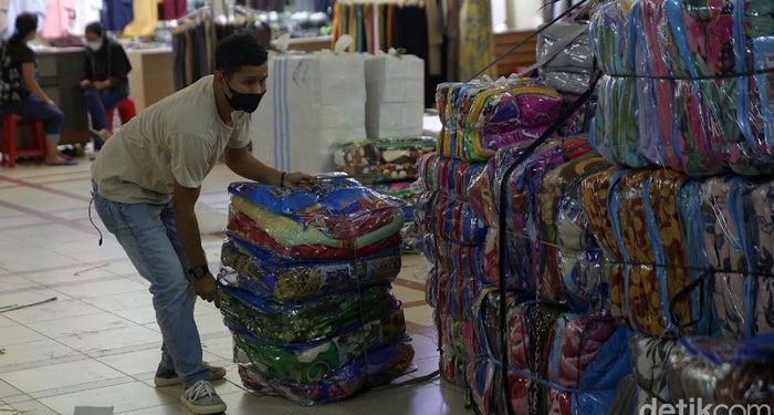 Kembali Dibuka, Pasar Tanah Abang Masih Sepi Pengunjung