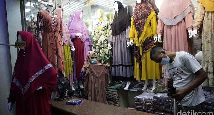 Kembali Dibuka, Pasar Tanah Abang Masih Sepi Pengunjung