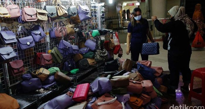 Kembali Dibuka, Pasar Tanah Abang Masih Sepi Pengunjung