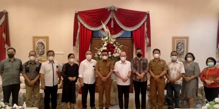 Walikota Bitung Ir. Maurits Mantiri MM bersama Rombongan Fakultas Pertanian Unsrat