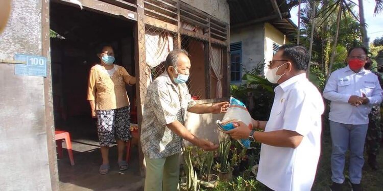 Pnt Ir. Maurits Mantiri memberikan Bantuan lewat Rumah Diakonia