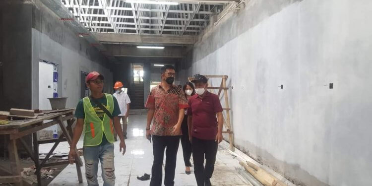 Kadis Kesehatan Saat Memeriksa Progres Pembangunan RSUD Pratama