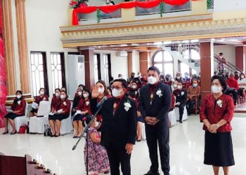 Keluarga Walikota Bitung di Peneguhan Majelis Jemaat PNIEL Manembo nembo