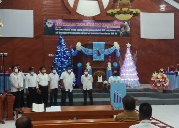 Komisi PKB Genesaret Pateten Saat Membawakan Pujian