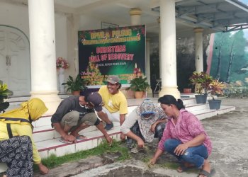 Warga Muslim ikut membersihkan Gereja