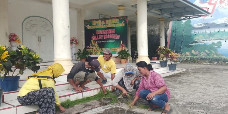 Warga Muslim ikut membersihkan Gereja
