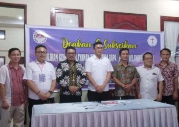 Pnt. dr. Pitter Lumingkewas (Kemeja Putih ditengah) bersama Jajaran Komisi PKB Wilayah Bitung XI