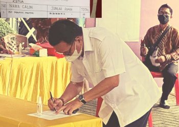 Pnt. Ir Maurits Mantiri, MM saat menandatangani Surat Pernyataan