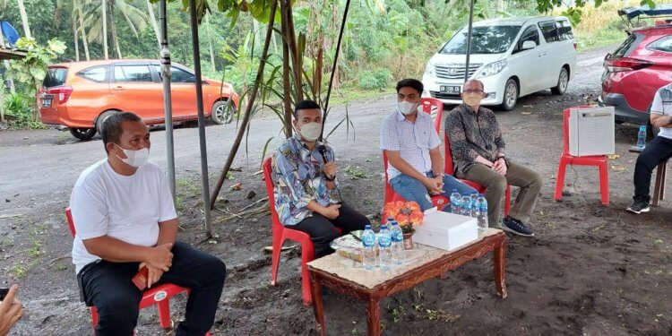 Staf Khusus Presiden Billy Membrasar Tengah Pegang Mait, Berdialog dengan Petani di Kota Bitung