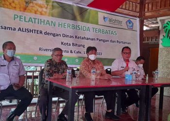 Kadis DKPP Kemeja Putih Kanan didampingi Ketua Alisther Indonesia, Direktur Industri Kimia Kementerian Perindustrian, Sekretaris Dinas di Kegiatan Pelatihan Petani Pengguna Herbisida Terbatas