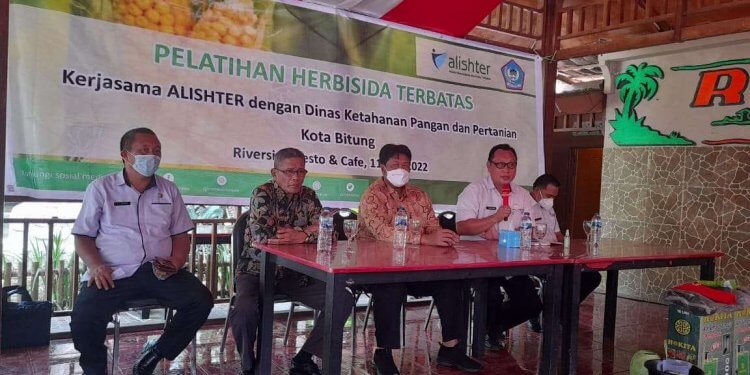 Kadis DKPP Kemeja Putih Kanan didampingi Ketua Alisther Indonesia, Direktur Industri Kimia Kementerian Perindustrian, Sekretaris Dinas di Kegiatan Pelatihan Petani Pengguna Herbisida Terbatas
