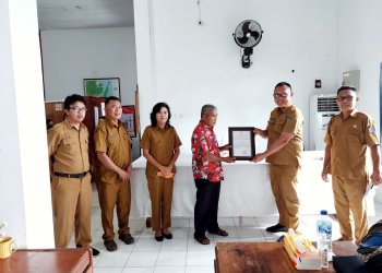 Marthin Bawataa Kemeja Merah Menerima Piagam Penghargaan Dari Kadis DKPP Steven Prok, didampingi oleh Jajaran Kepala Bidang