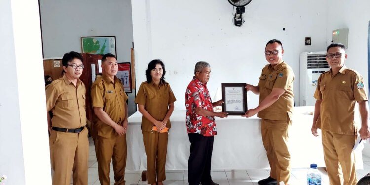 Marthin Bawataa Kemeja Merah Menerima Piagam Penghargaan Dari Kadis DKPP Steven Prok, didampingi oleh Jajaran Kepala Bidang