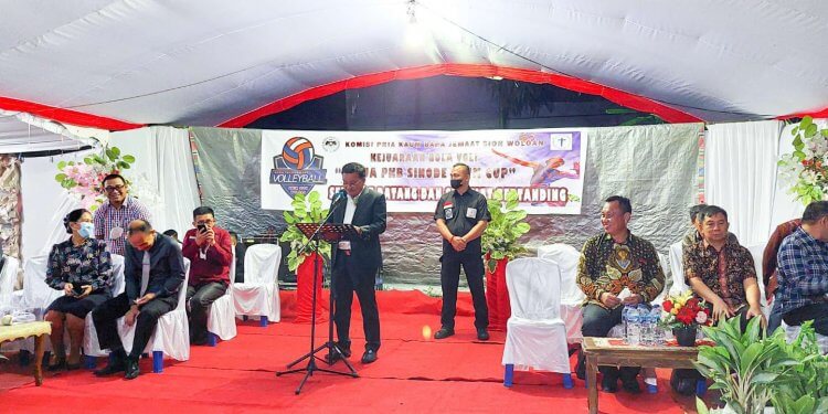Pnt Ir Maurits Mantiri, MM saat membuka Kejuaraan Bola Voli "Ketua PKB Sinode GMIM"