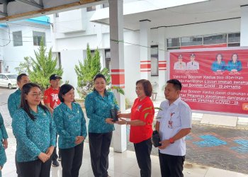 Ketua TP PKK Kota Bitung Ny Rita Mantiri Tangkudung, ST didamping Sekot memberikan bantuan Bibit Cabe dari BI untuk TP PKK di 8 Kecamatan