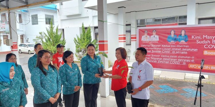 Ketua TP PKK Kota Bitung Ny Rita Mantiri Tangkudung, ST didamping Sekot memberikan bantuan Bibit Cabe dari BI untuk TP PKK di 8 Kecamatan