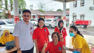 Ny Rita Mantiri Tangkudung, ST didampingi Kadis Kesehatan Kota Bitung, Vaksin Booster kedua