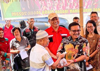 Walikota Bitung Ir. Maurits Mantiri, MM menyerahkan Bantuan Daging Sapi