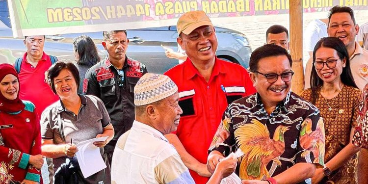 Walikota Bitung Ir. Maurits Mantiri, MM menyerahkan Bantuan Daging Sapi