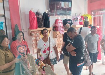 Ny Rita Mantiri Tangkudung, ST Menerima Para Wisman Prancis di Galeri Dekranasda Kota Bitung