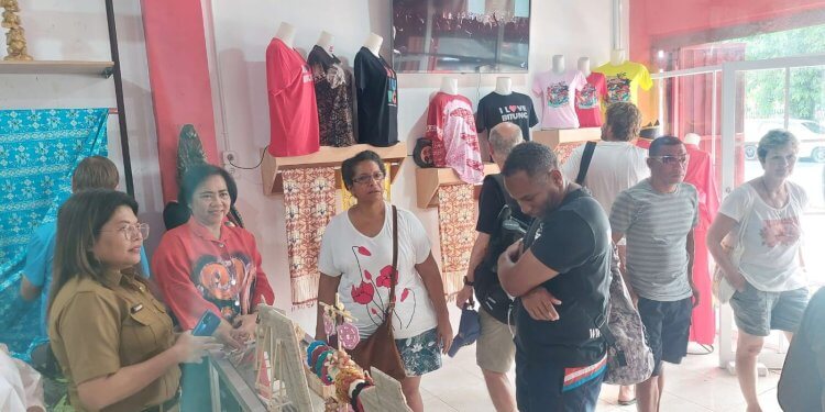 Ny Rita Mantiri Tangkudung, ST Menerima Para Wisman Prancis di Galeri Dekranasda Kota Bitung