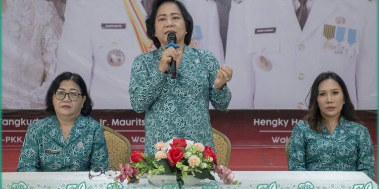 Ketua TP PKK Kota Bitung Ny Rita Mantiri Tangkudung Saat Briefing Tim Penilai Sumber Foto dari TP PKK Kota BItung