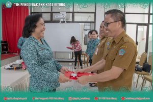Ketua TP PKK saat menyerahkan Dokumen Penilaian