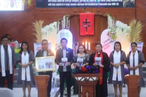 Pemberian Buku yang ditulis khusus Oleh Pnt Reymod Mudami