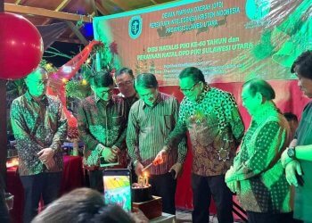Ketua DPD PIKI Sulut Maurits Mantiri bersama Pengurus dan Para Senior Memasang Lilin Hut Ke 60 PIKI