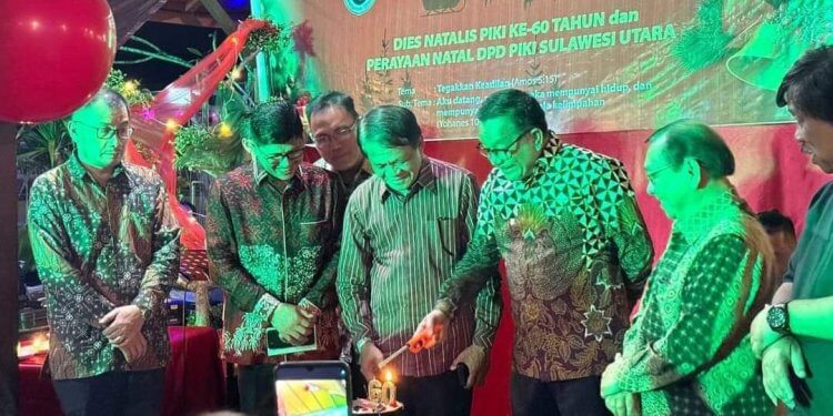 Ketua DPD PIKI Sulut Maurits Mantiri bersama Pengurus dan Para Senior Memasang Lilin Hut Ke 60 PIKI