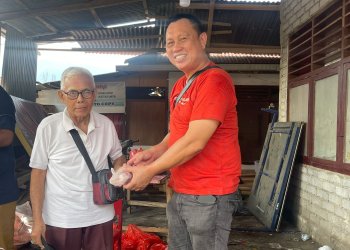 Kepala Dinas Ketahanan Pangan dan Pertanian Kota Bitung, Steven Prok, SH saat Memberikan Bantuan daging Babi Gratis Dari Pemkot Bitung