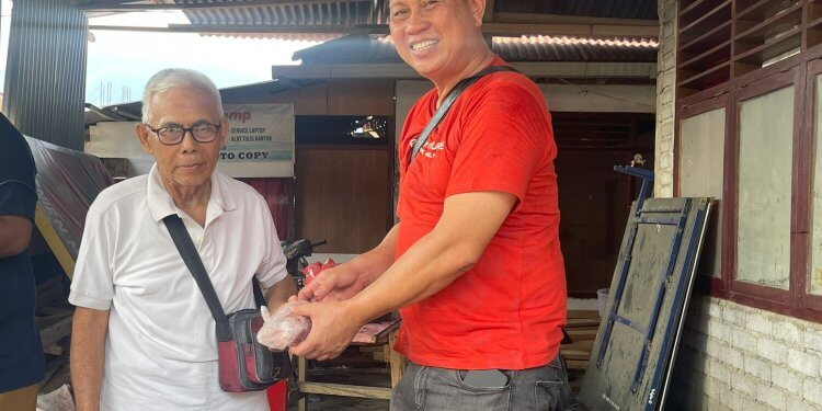 Kepala Dinas Ketahanan Pangan dan Pertanian Kota Bitung, Steven Prok, SH saat Memberikan Bantuan daging Babi Gratis Dari Pemkot Bitung