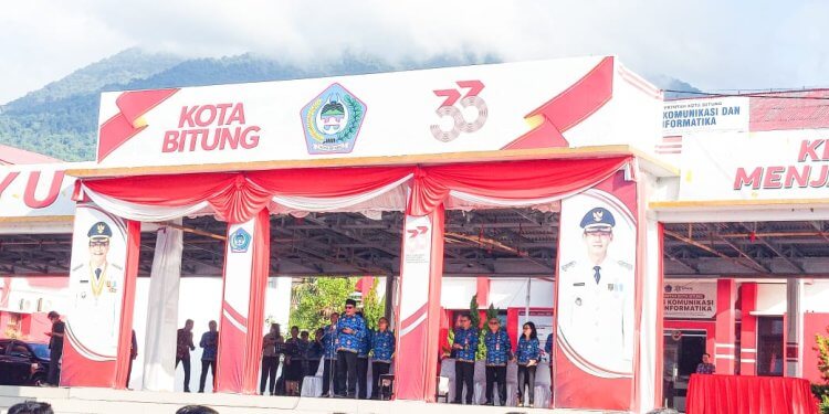 Apel Perdana Pemkot Bitung Dengan Pembina upacara Walikota Bitung Maurits Mantiri, MM