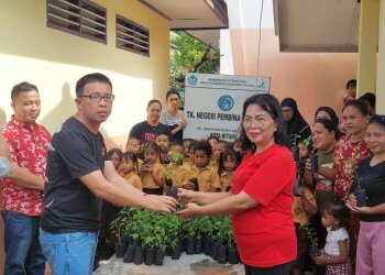 Dinas Ketahanan Pangan dan Pertanian Kota Bitung Menyerahkan Bantuan Bibit Cabe Untuk TK Negeri Pembina Madidir