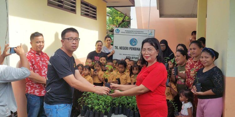 Dinas Ketahanan Pangan dan Pertanian Kota Bitung Menyerahkan Bantuan Bibit Cabe Untuk TK Negeri Pembina Madidir