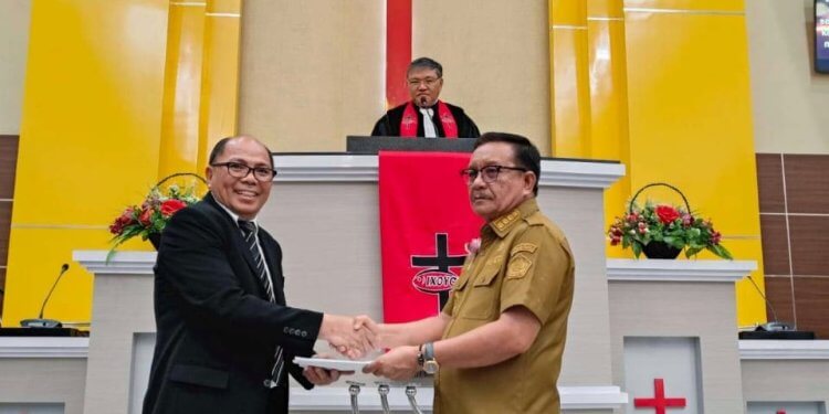 Penyerahan SK Panitia HUT ke 193 PI PK dan HUT ke 90 GMIM Bersinode