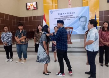 Ketua PP GMKI Jefri Gultom Saat Memakaikan Topi GMKI Kepada Ketua Cabang Bitung Laudya Matruty