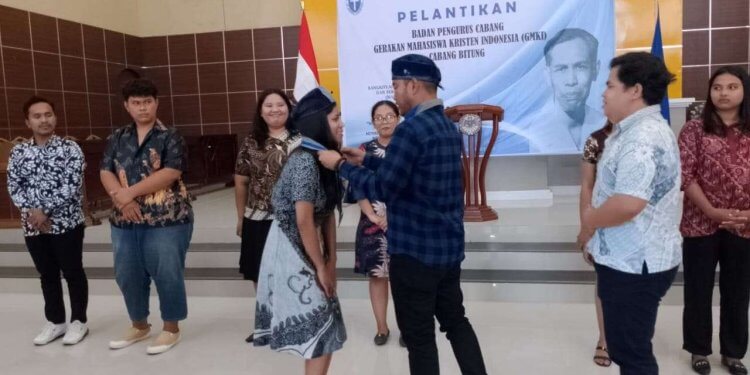 Ketua PP GMKI Jefri Gultom Saat Memakaikan Topi GMKI Kepada Ketua Cabang Bitung Laudya Matruty