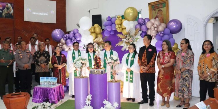 Pemasangan Kue HUT Ke 20 Tahun Oleh Pdt Christian Luwuk, M.Th