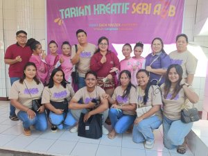 Para Pendeta dan Pembina Remaja berfoto bersama para Penari