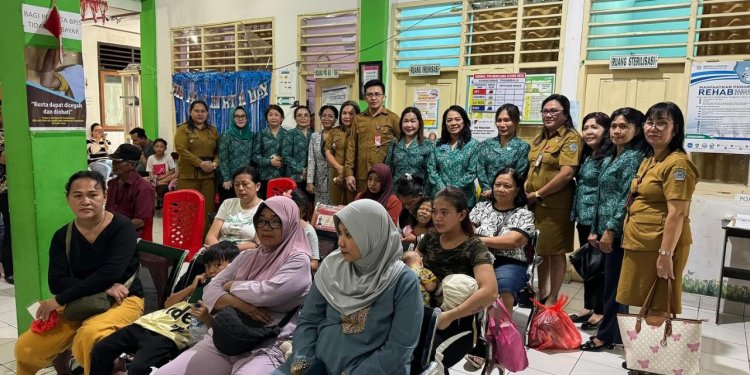 Ketua TP-PKK Kota Bitung Ny.Ellen Honandar-Sondakh Kunjungi Pelaksanaan Posyandu di Kota Bitung